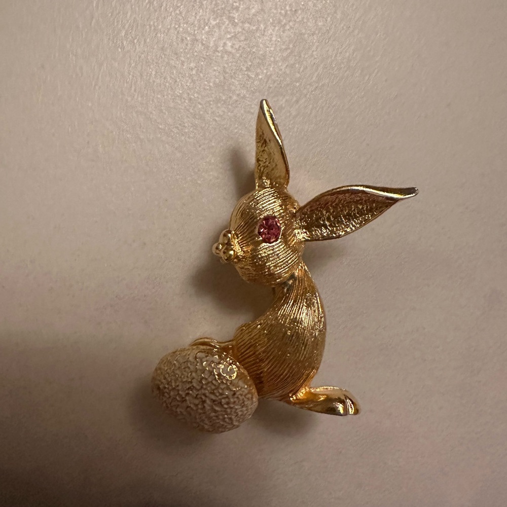 Vintage gold tone bunny brooch with pink rhinestone eye.